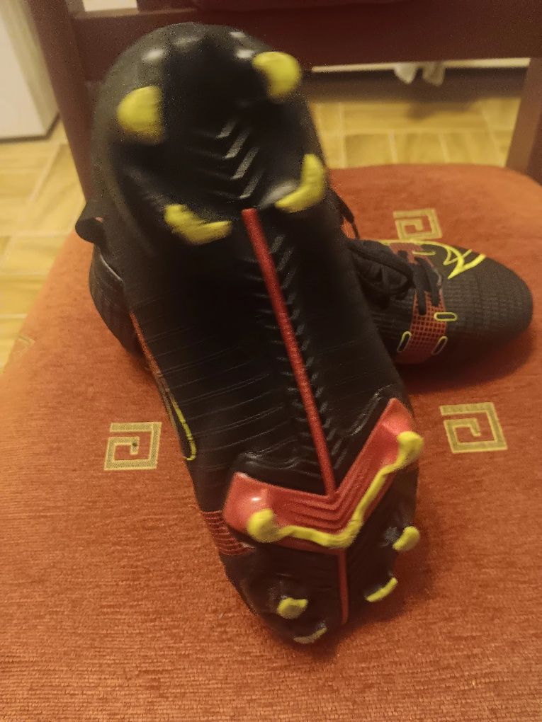 Продавам оригинални бутонки NIKE MERCURIAL