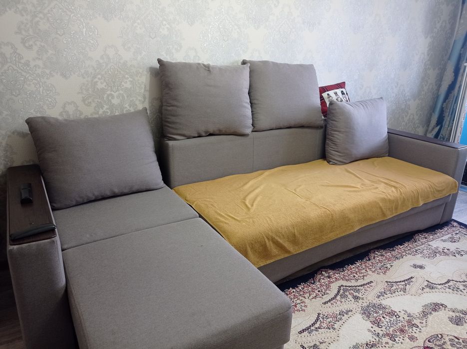 Мягкая мебель с подушками