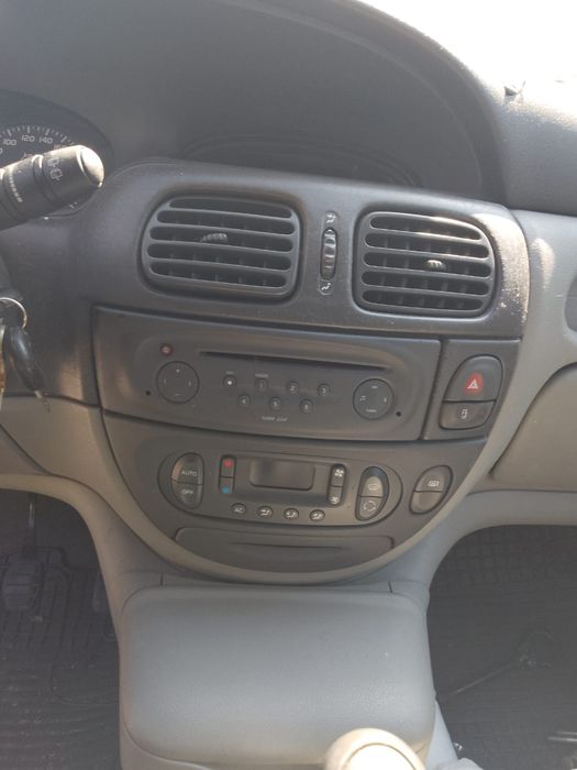 Vând Renault din 2003