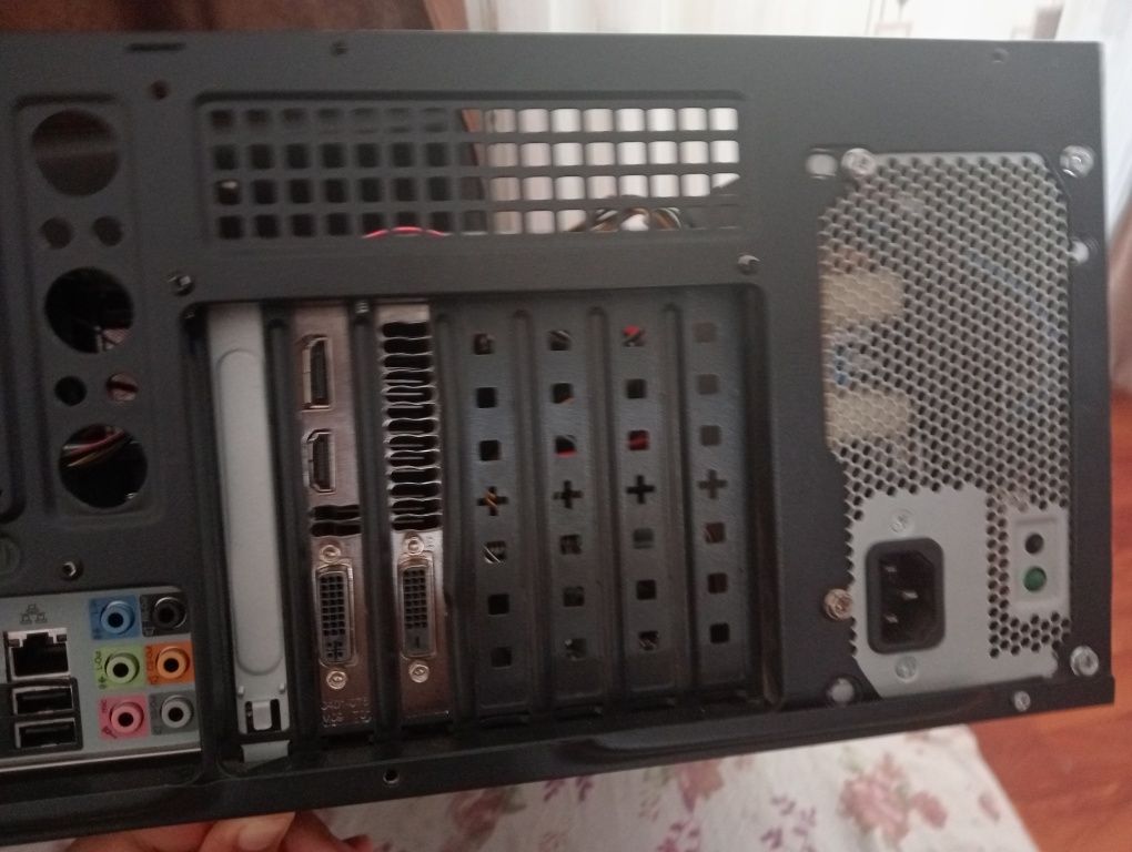 Vând PC gaming i7  merg jocurile foarte bine are o problema mica