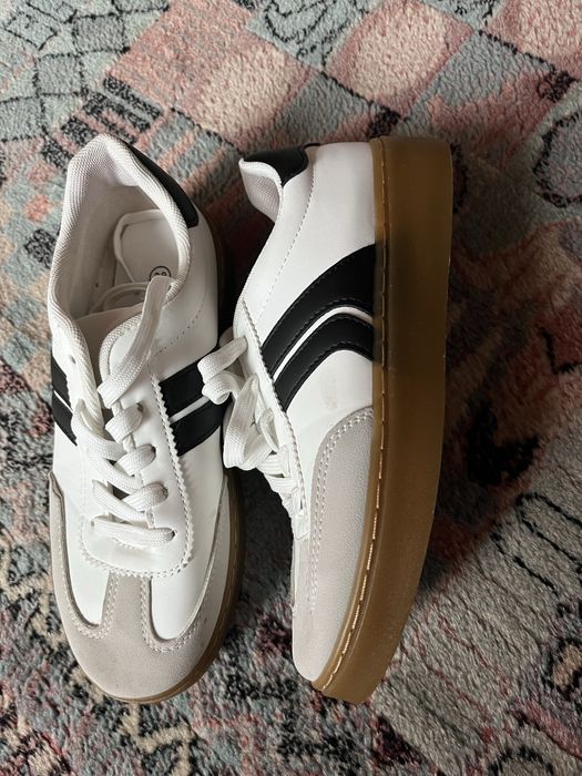 Adidasi dama, ca noi