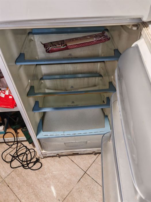 Хладилник със камера индижит