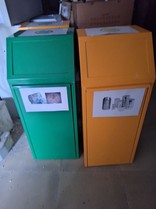 Pubelei de gunoi din tabla