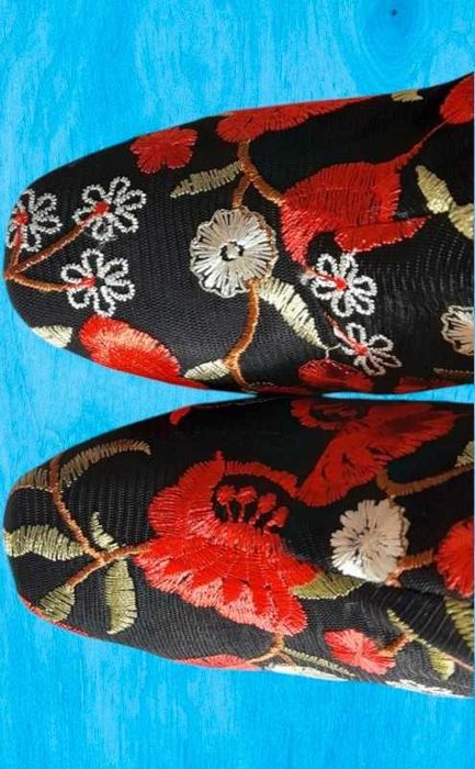 Botine cu toc gros si broderie florala