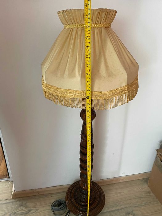 Oglinda, lampadar, lustra, toate sculptate manual.