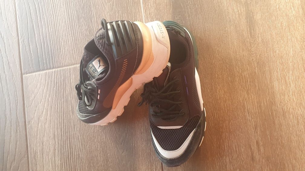 Маратонки puma еднакъв номер,но различен цвят.