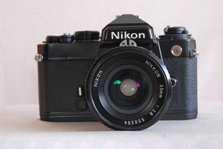 Aparat foto film clasic nikon fe cu obiectiv nikkor 2.8 35