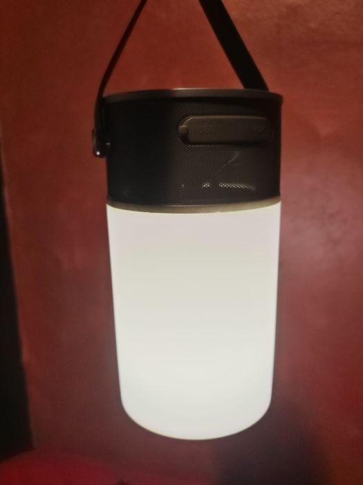 Boxă cu lanterna incorporata