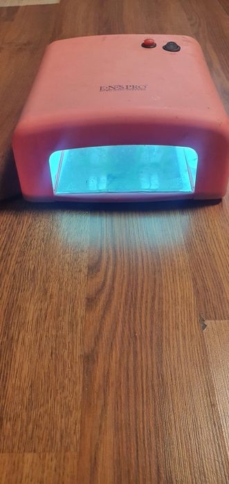 Vând aparat pt.unghii și farduri