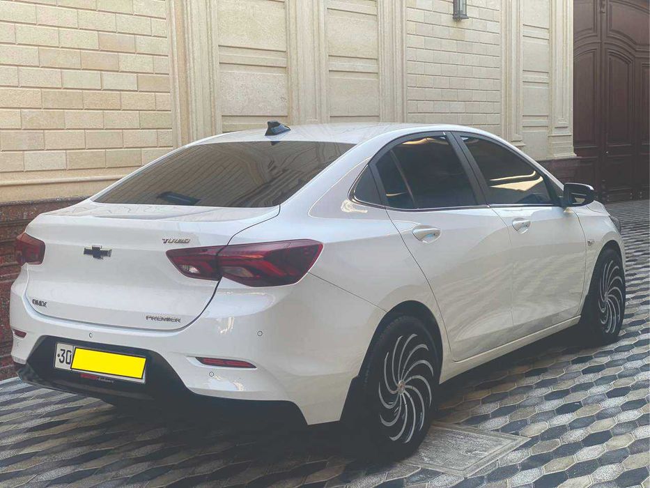 Onix Premier Turbo сотилади.