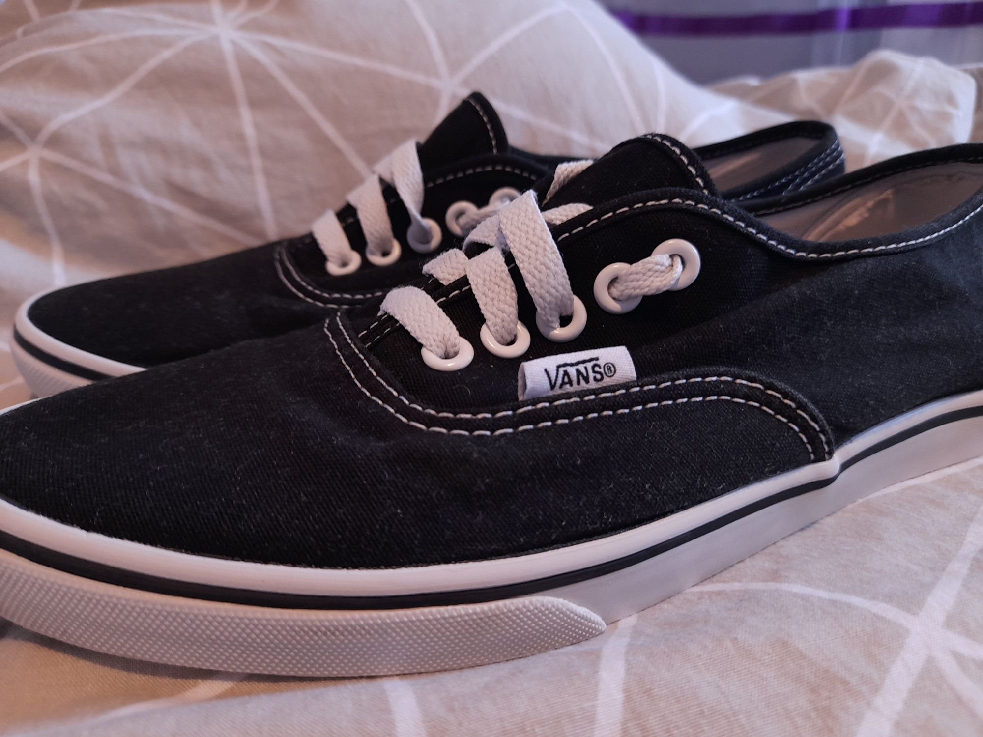 Обувки Vans – Размер 40.5 (US Men 7.5 / Women 9)