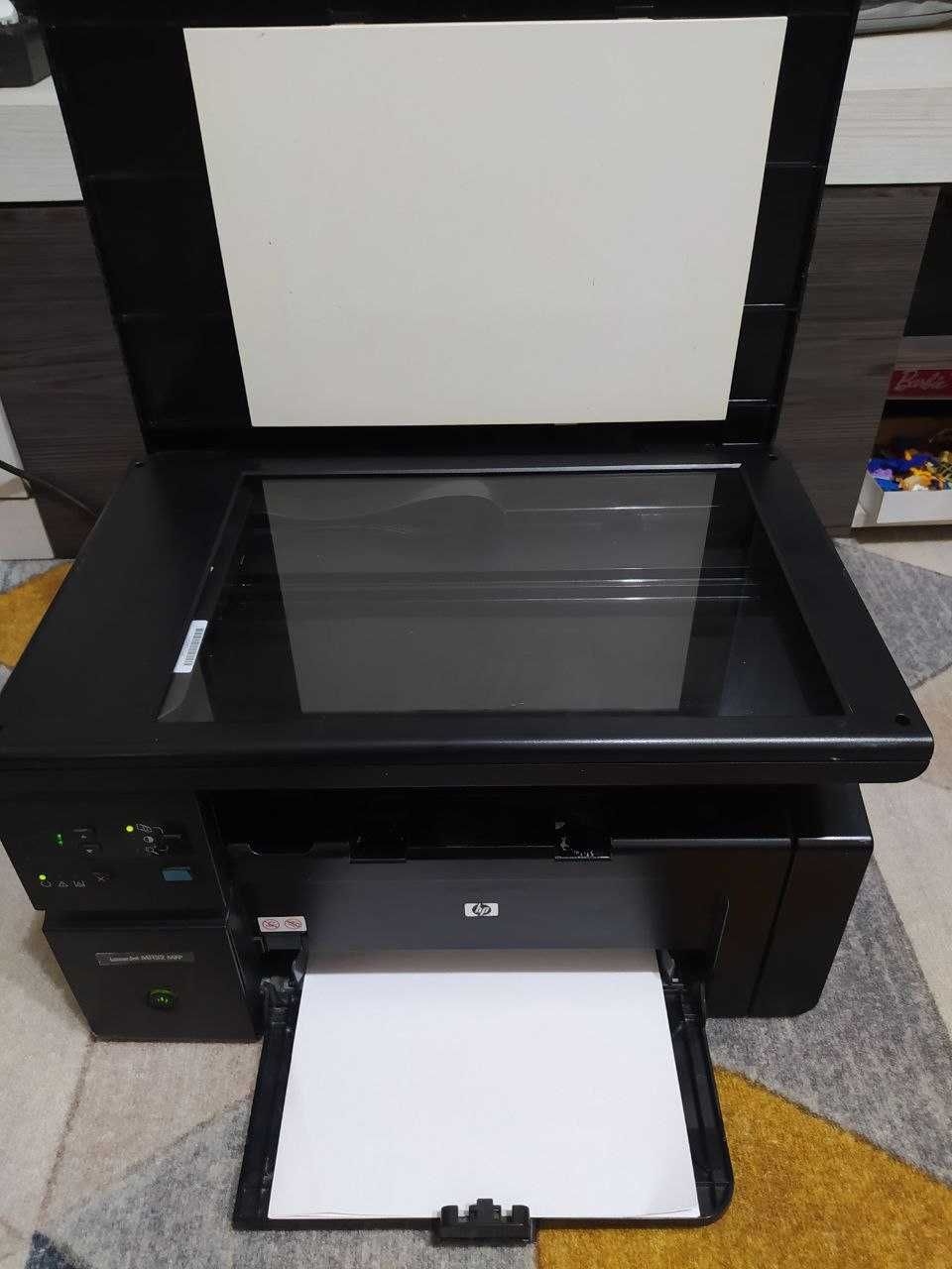 МФУ (принтер сканер копир) HP M1132MFP в отличном состоянии + шнуры