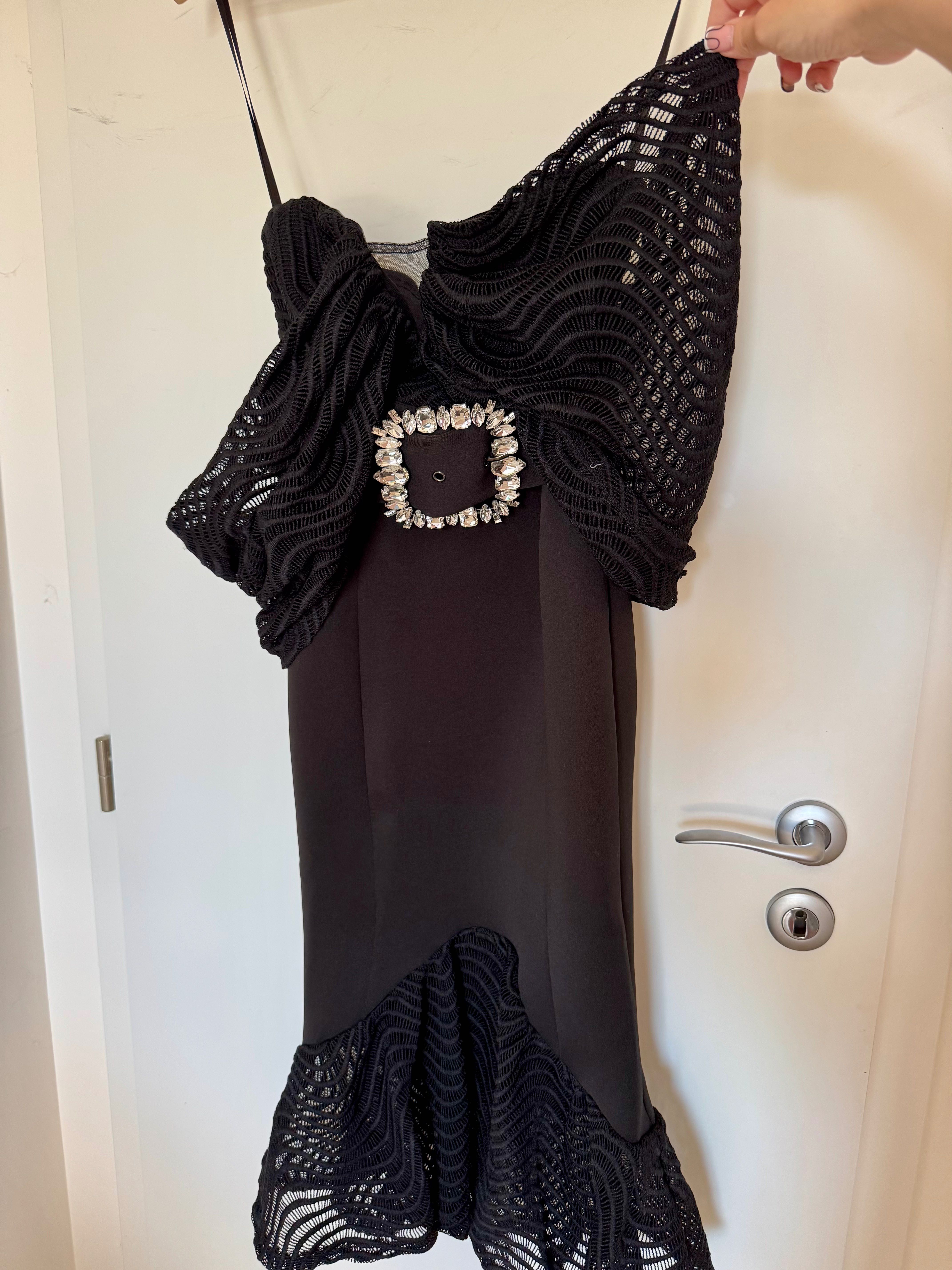 ASOS DESIGN – Черна рокля под коляното с дантела и кармен деколте 34