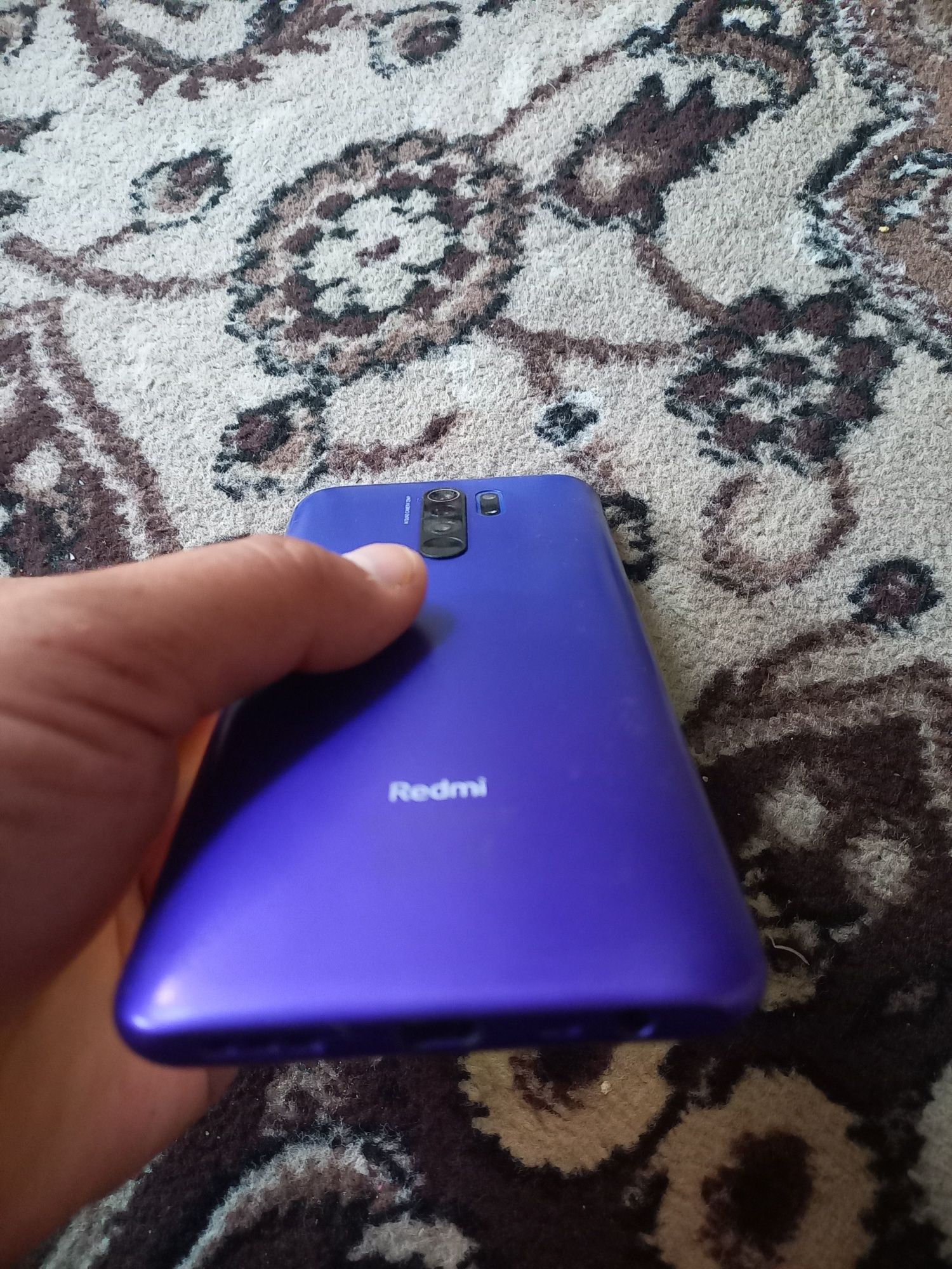 Redmi 9 holati tiniq 64GB hotirasi 2 sim kartasi imeyka bo'gan .