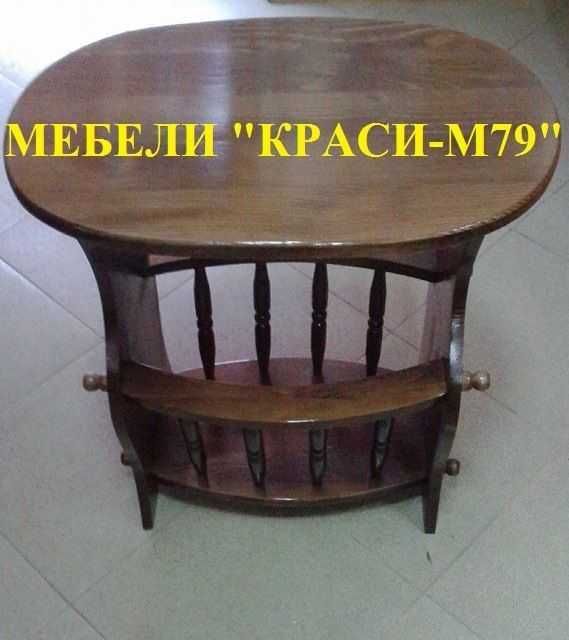 Масивна дървена масичка с два плота и колелца за лесно местене.Налична