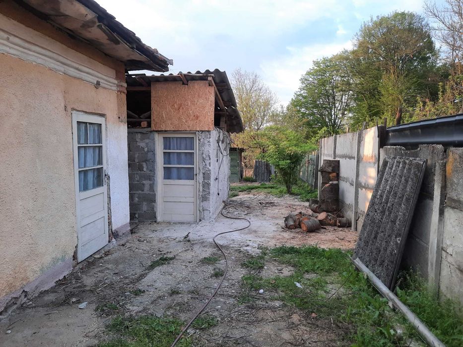 Casa la tara langa padure