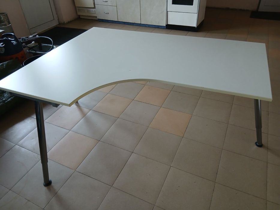 Офис бюро с реголируема височина