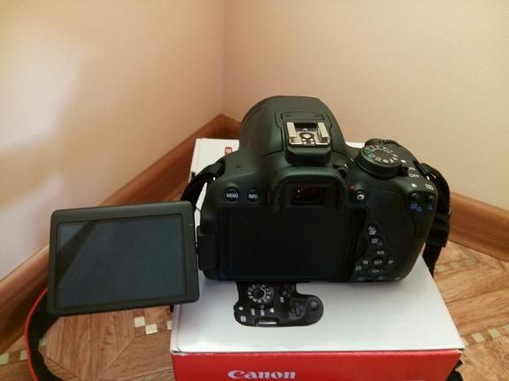 Фотоаппарат Цифровая зеркальная фотокамера Canon EOS 700D EF-S 18-55mm