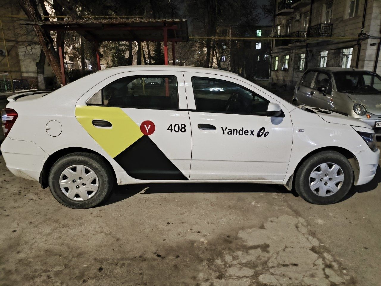 Magnit brending nakleyka fasten yandex va sizning taxi magnit logosi