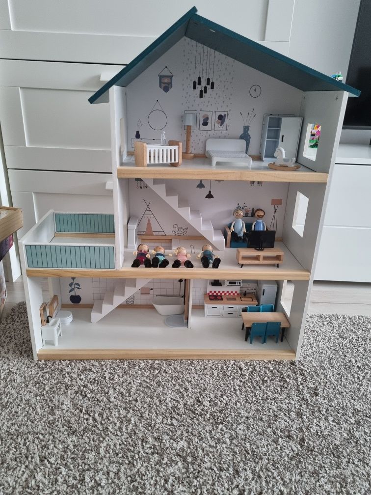 Дървена къща с подвижни мебели и кукли Tooky Toy