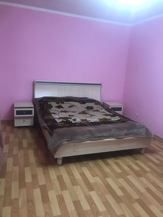 Кровать 2-х спальняя производство россия и 2 тумбочки, комод с зеркал