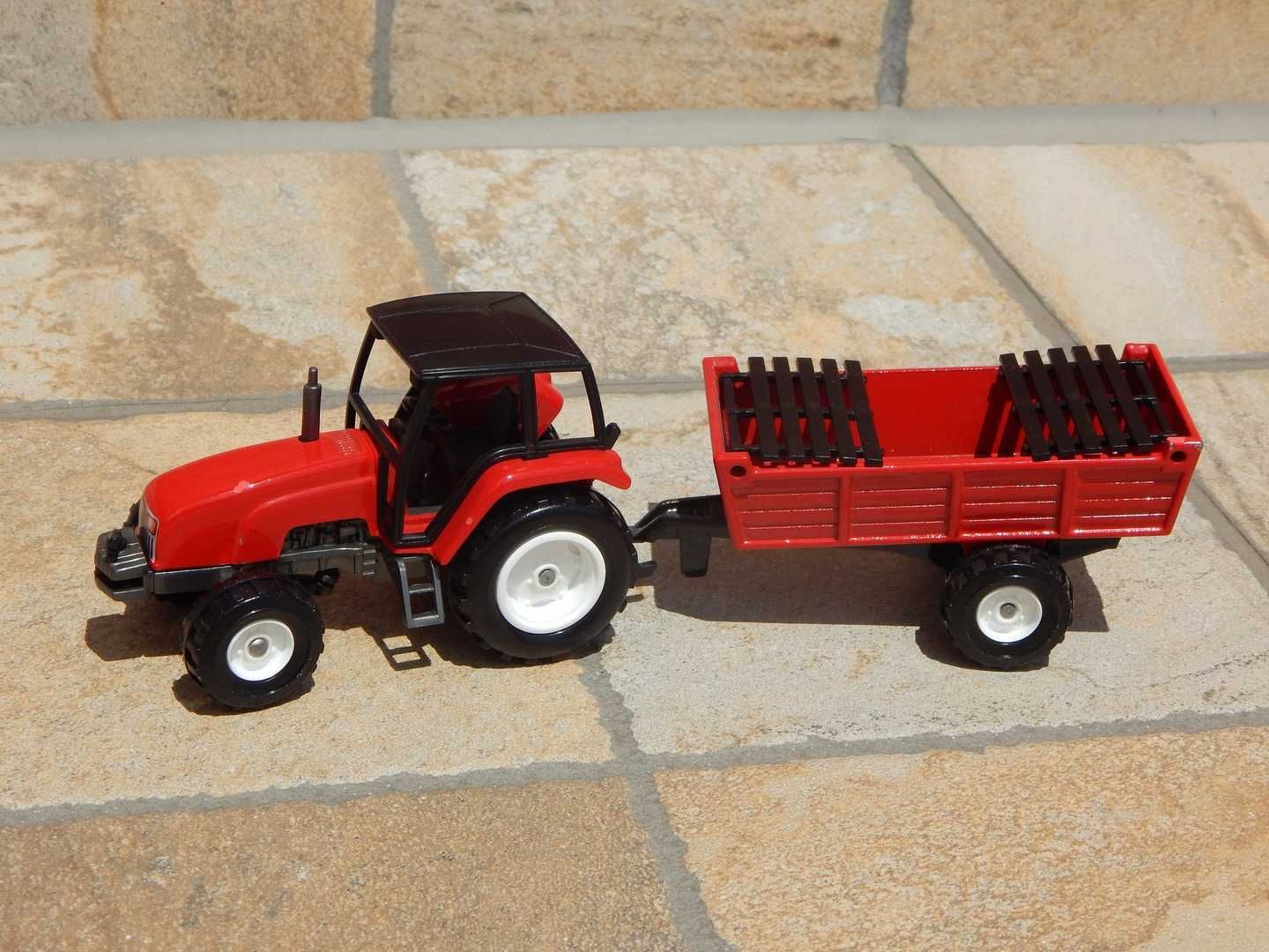 Macheta tractor agricol cu directie + remorca metalic Majorette 23 cm