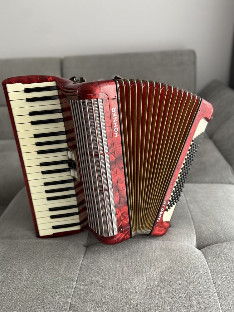 Acordeon Hohner cu 96 de basi