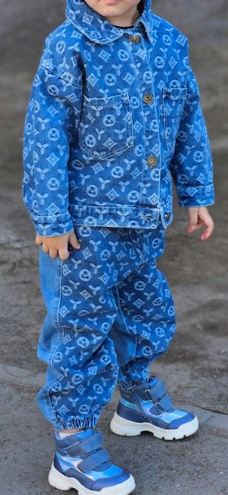 Продам джинсовый костюм