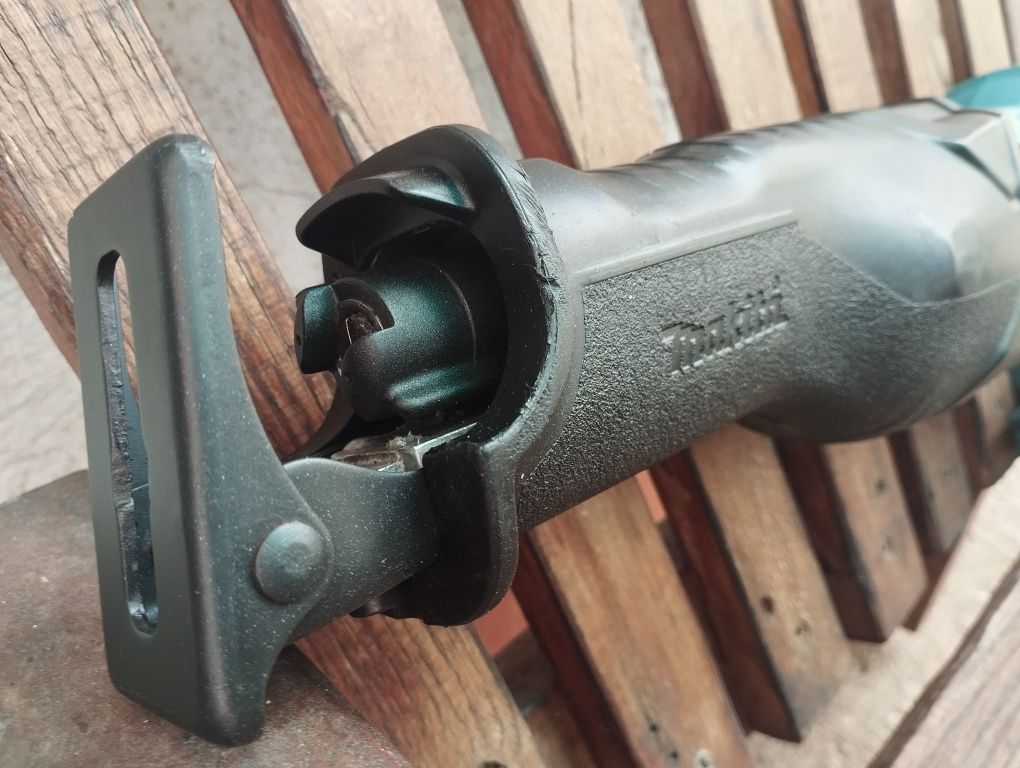 Акумулаторен саблен трион MAKITA DJR186