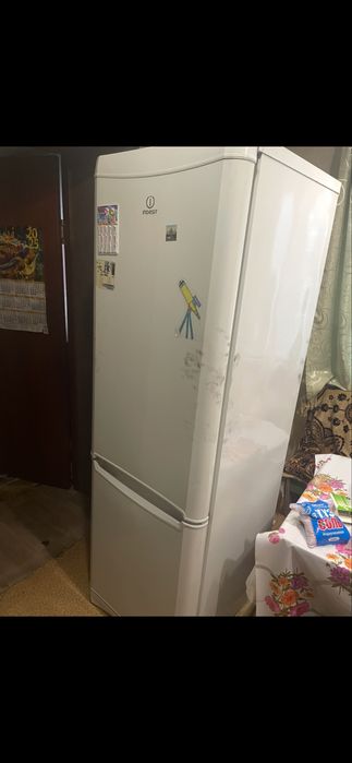Холодильние Indesit не рабочий фрион капает
