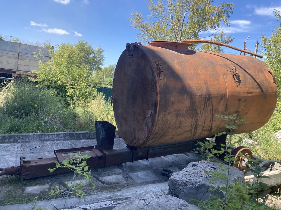 Продам бочку 3-х кубовую на колесах