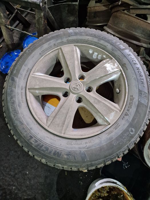 Продам зимние шипованные шины  с дисками MICHELIN NORTH 4 215/65/16