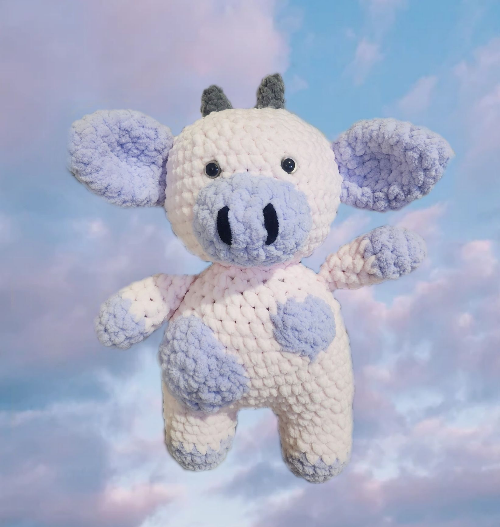 Плетена играчка кравичка amigurumi за подарък