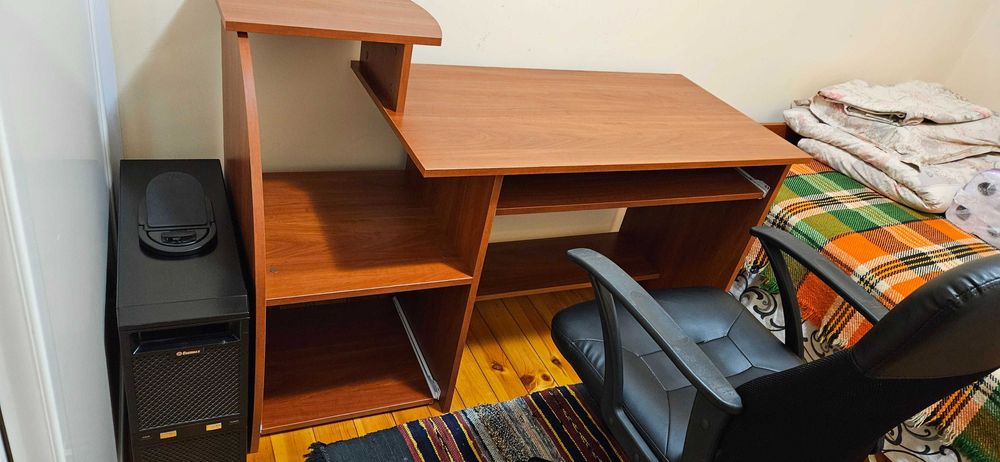 Офис бюро + въртящ се стол към него