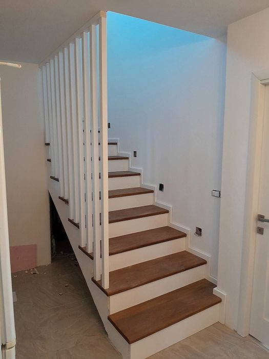 Scări din lemn masiv, trepte, contratrepte, balustradă, riflaj