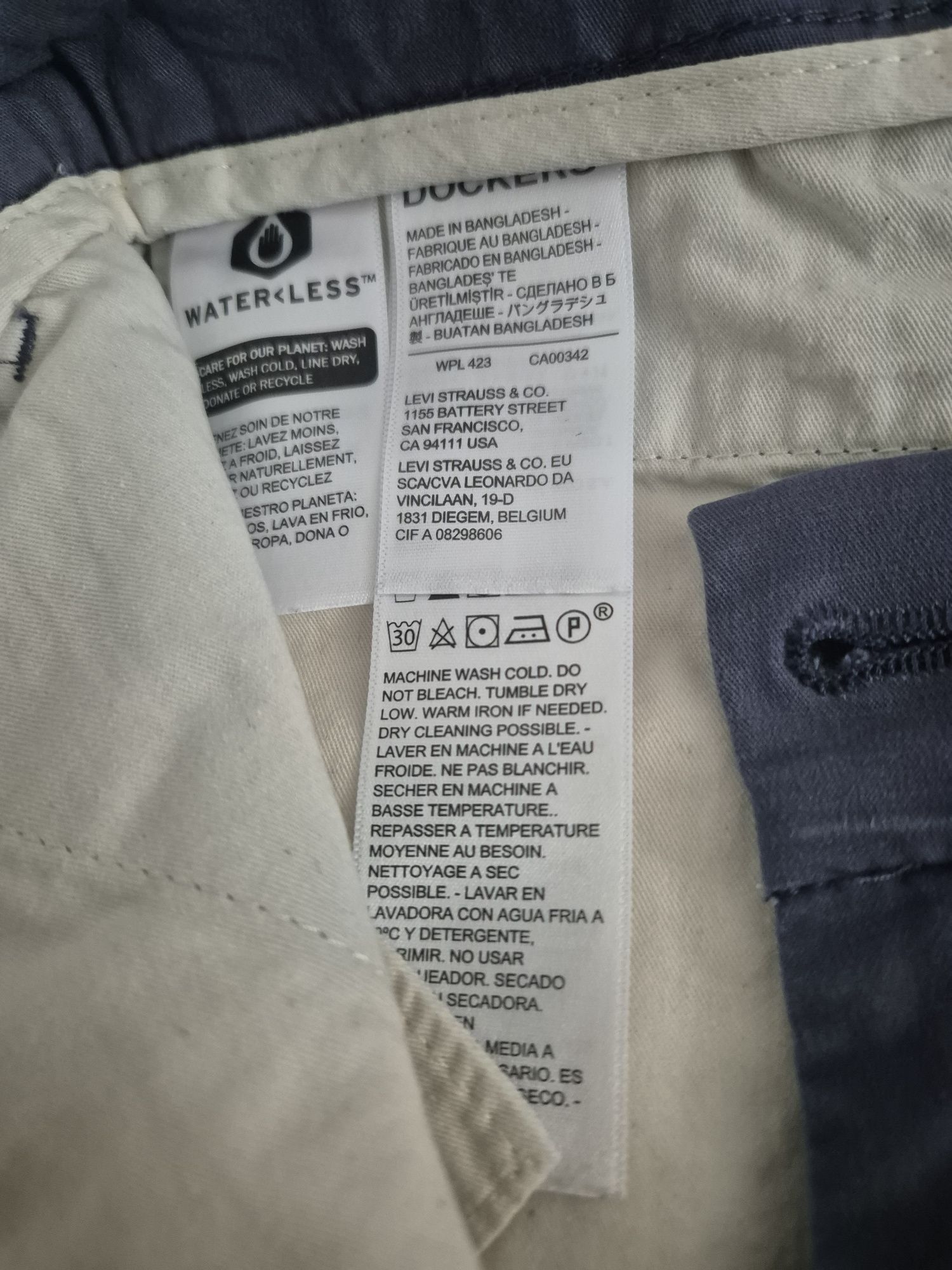 Vând pantaloni scurți Dockers chino - mărimea 28 - albastru