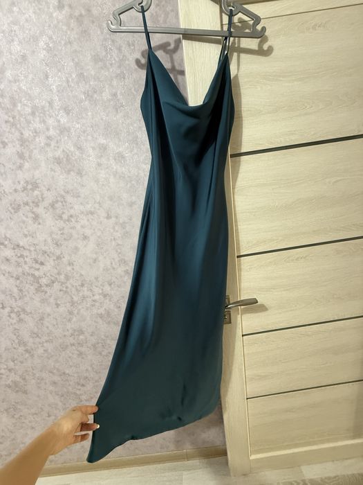 Коктельное платье из атласа отлично подчеркивает фигуру