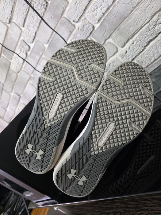 Оригинальные кроссы Under Armour