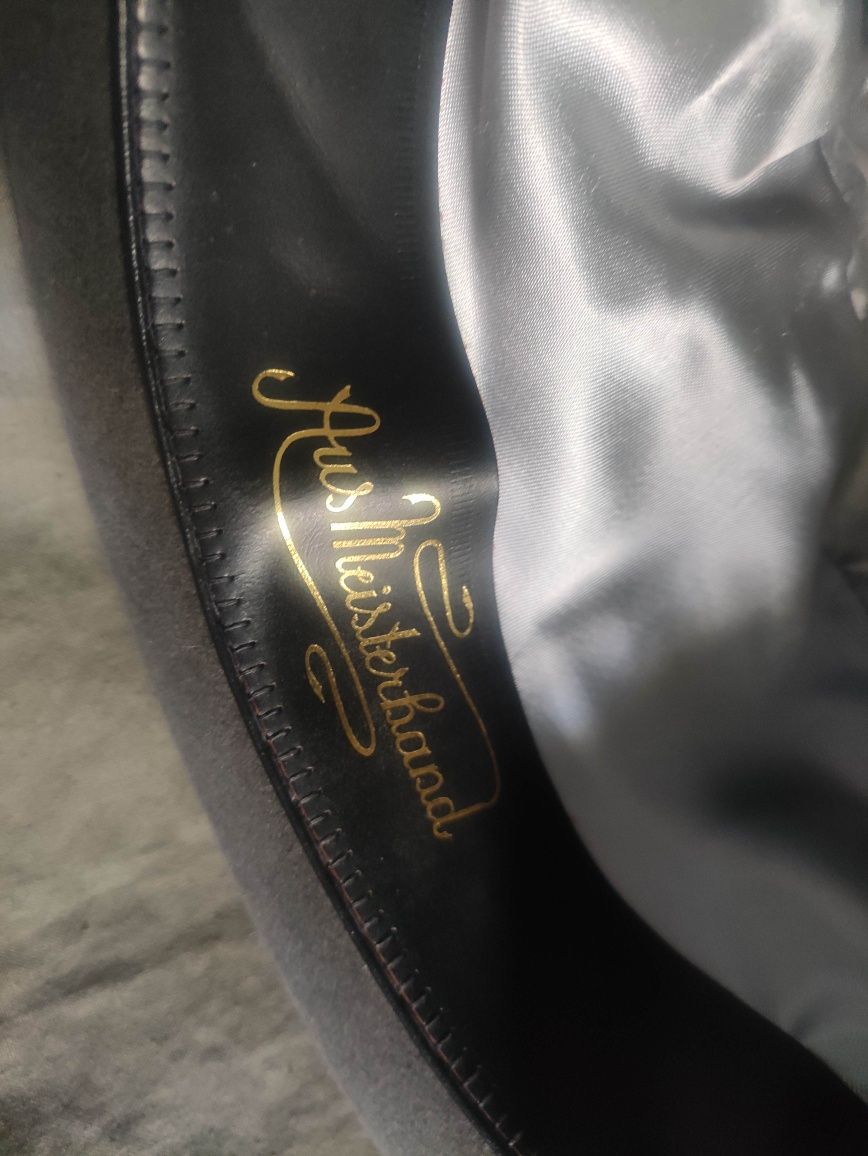 Продавам шапка Aus Meisterhand Akron Lux 
 59 номер .
Изглежда неползв