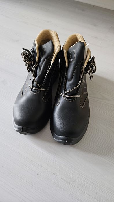 Работни обувки с бомбе