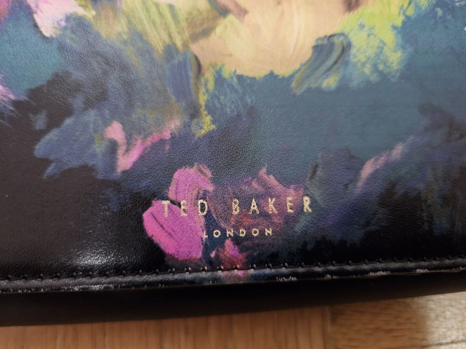 Оригинално портмоне на Ted Baker London. Много удобно и здраво. Отличн