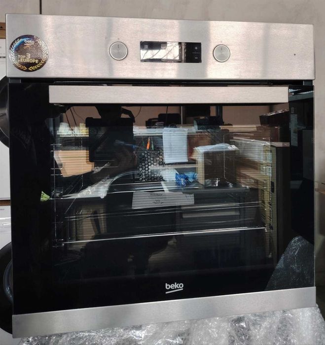 Продам б/у электрический духовой шкаф Beko BIE22301X серебристый