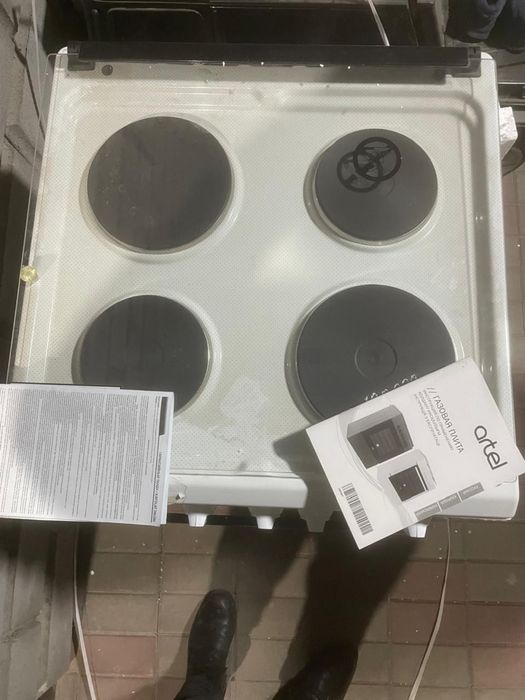 Продается электрическая плита с вытяжкой!!