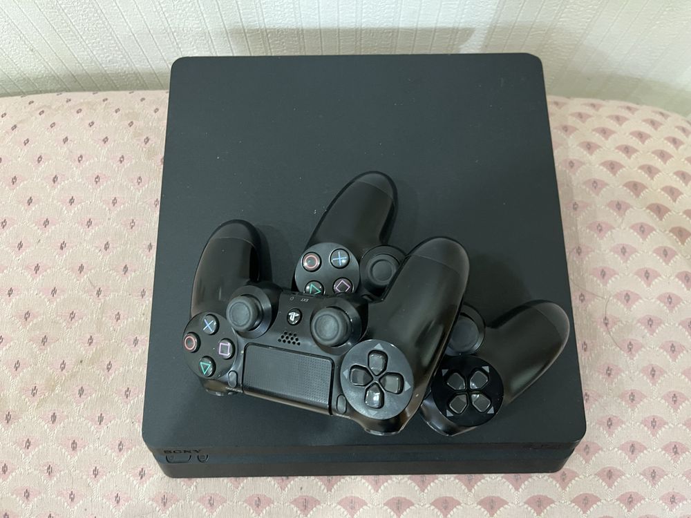 Продам PS4 Slim 1 терабайт