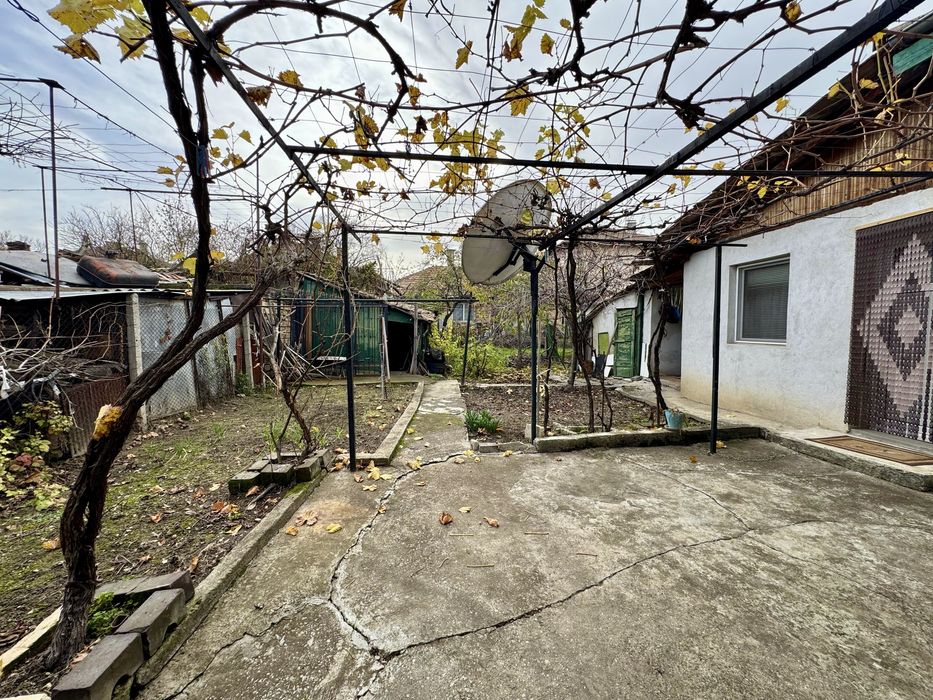 Самостоятелна Къща с Гараж до Очна Клиника “Тасков” , гр. Търговище