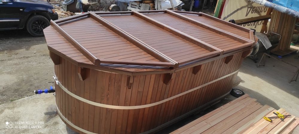 Дървен басейн,изграден изцяло от дърво,може и дюзи за джакузи