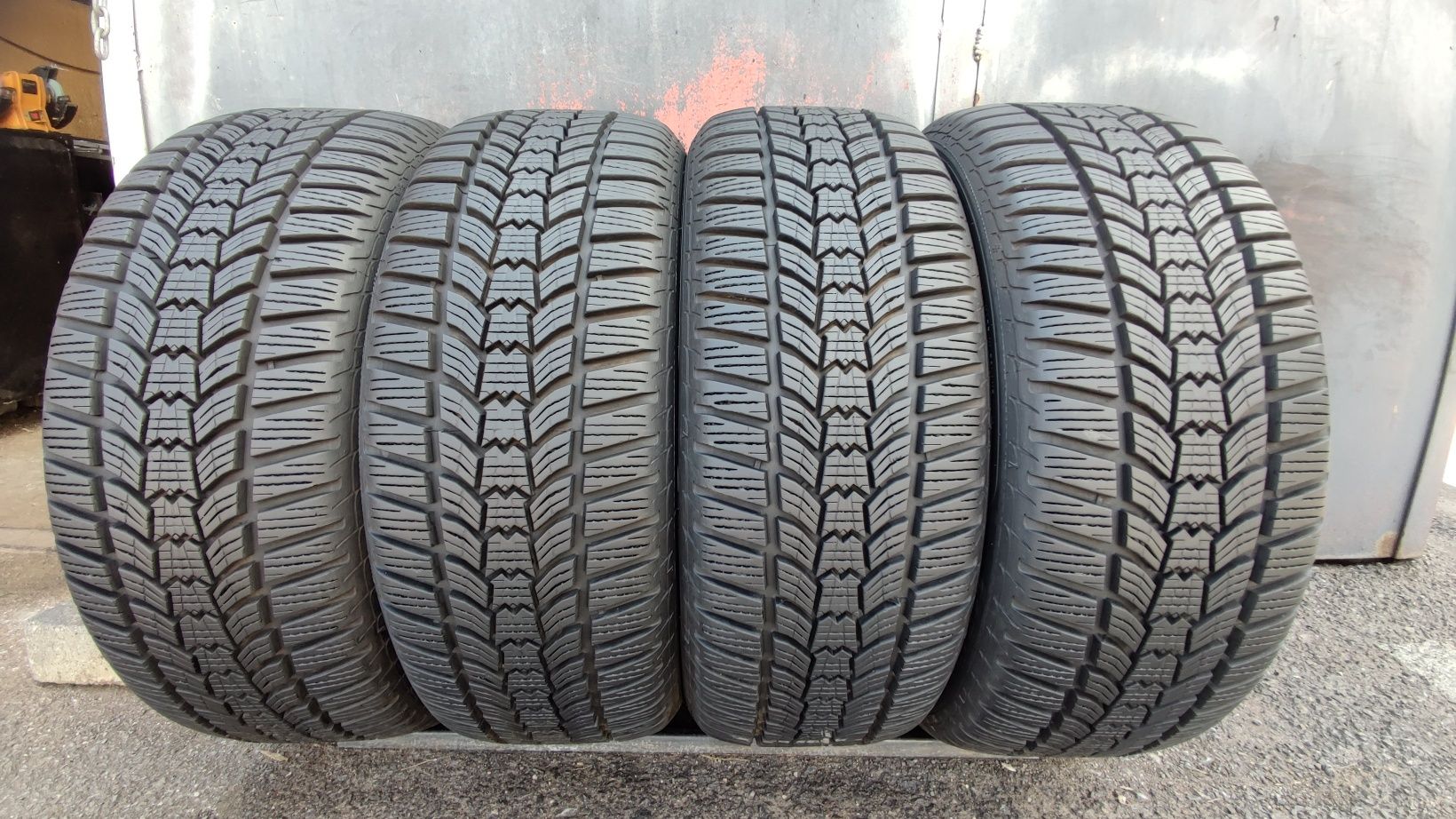4бр. зимни гуми 205/50/17 Sava Eskimo HP2
dot23
9mm
Много добро състоя
