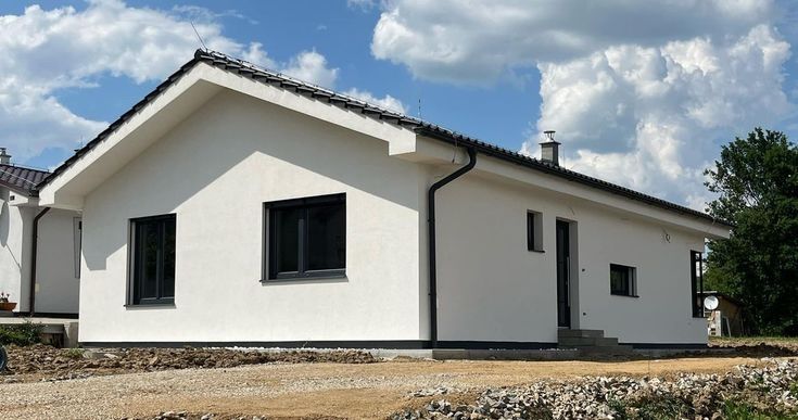 Case pe structura metalica invelite cu panouri sandwich termoizolante,