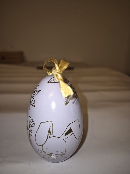 Ou metalic decorativ potrivit si pentru surprize cadou