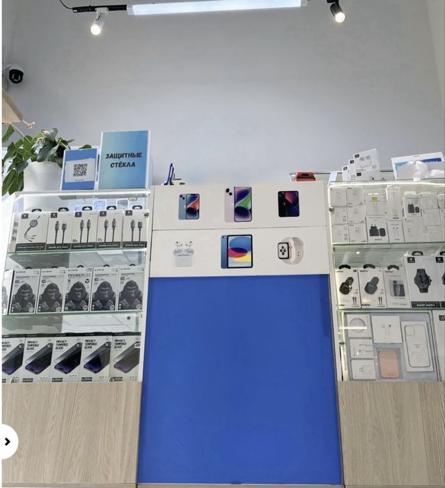 Витрины 4 шт и ресепшен